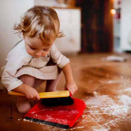 bambina aiuta in casa