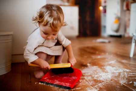 bambina aiuta in casa