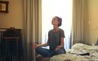 mamma meditazione sul letto