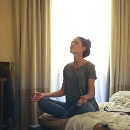 mamma meditazione sul letto