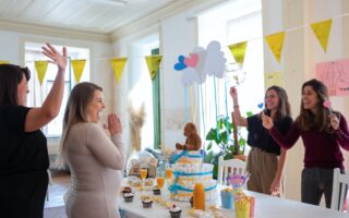 donne che festeggiano un baby shower