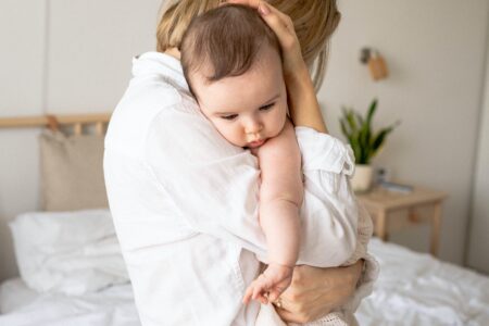 Mamma con bambino in bracio.