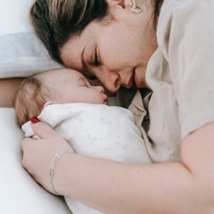 Mamma e neonato con swaddle