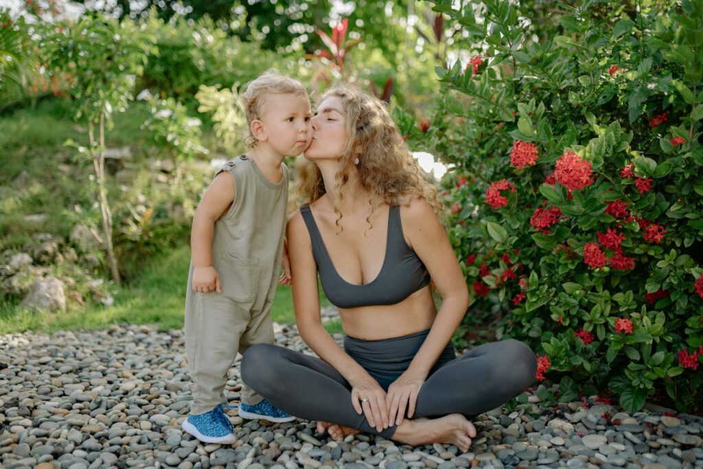 mamma con bambino dopo una meditazione